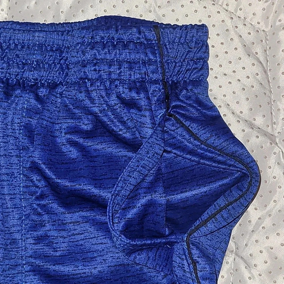 Boys size 8 small Puma gym/athletic shorts with elastic waist and pockets - Picture 3 of 4